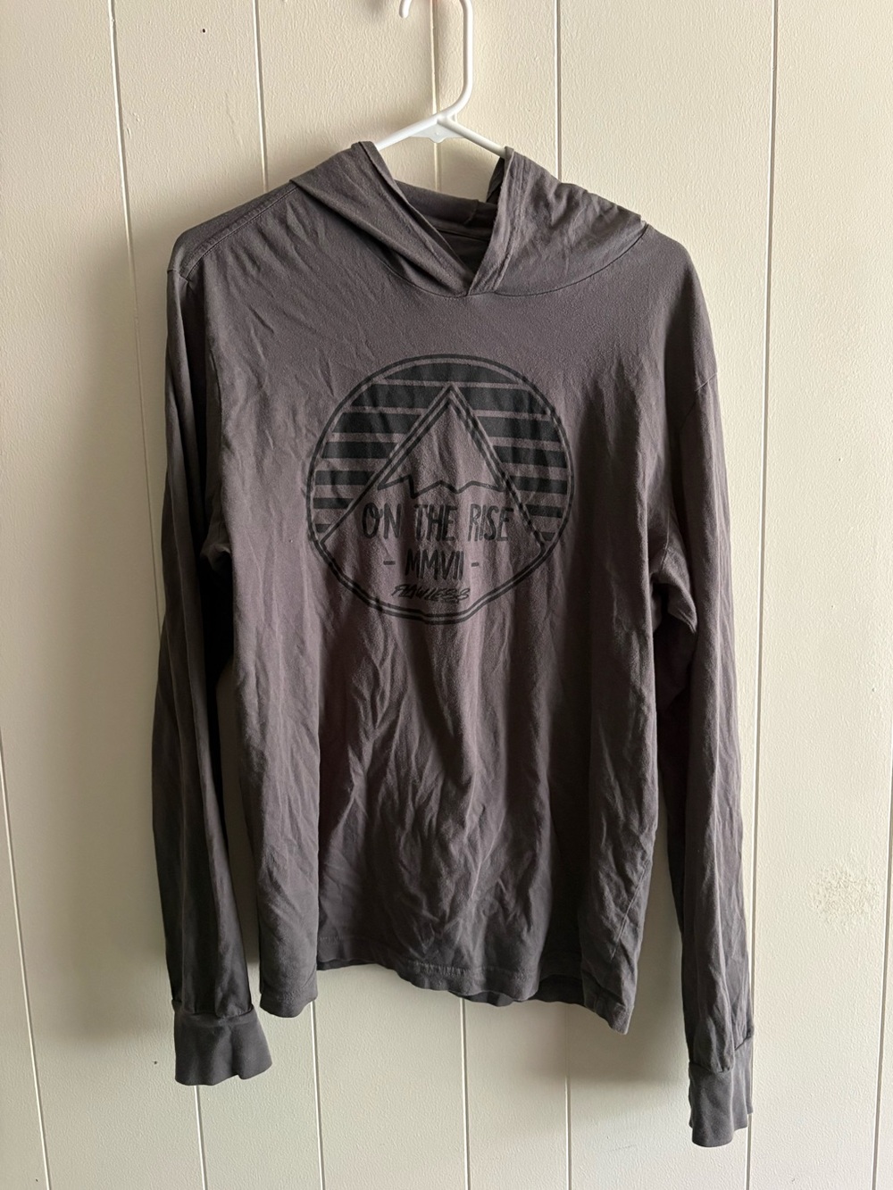 Flawless Threads Men's Hooded Long-Sleeve Charcoal Gray Shirt